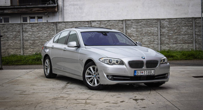BMW Rad 5 530d xDrive Comfortné sedadlá, Soft-close, Šíber, Adaptívny tempomat, pekný stav