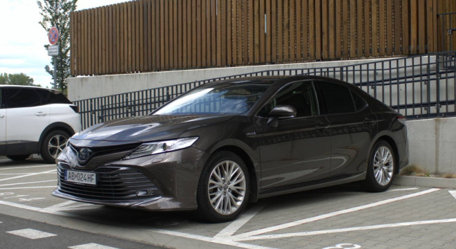 Toyota Camry 2.5 hybrid (ben+hev), 131kw, CVT, Executive