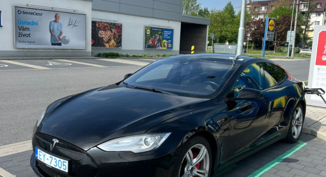 Tesla Model S P85d performance Free supercharging