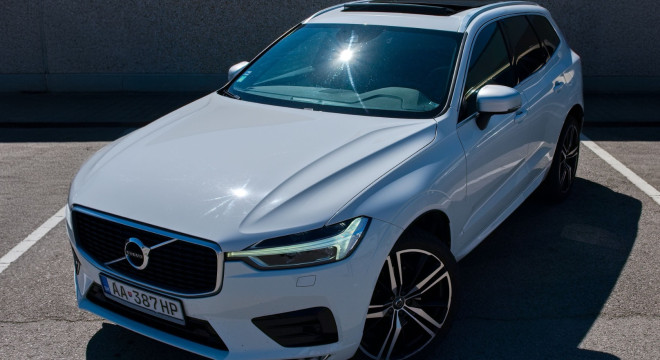 Volvo XC60 D5 R-Design AWD A/T8 173kW 235HP Strešné okno Top výbava modelový rok 2018