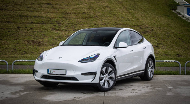 Tesla Model Y Long Range Ryzen, SOH 90%, Grok, Tepelné čerpadlo, Matrix LED, Dvojité sklá