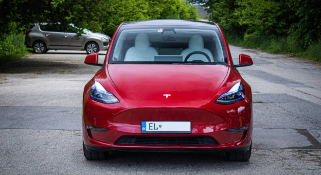 Tesla Model Y Long Range AWD, Biely interiér, Tepelné čerpadlo, Dvojité sklá