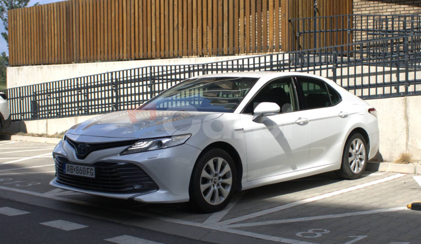 Toyota Camry 2.5 hybrid (ben+hev), 131kw, CVT, Prestige