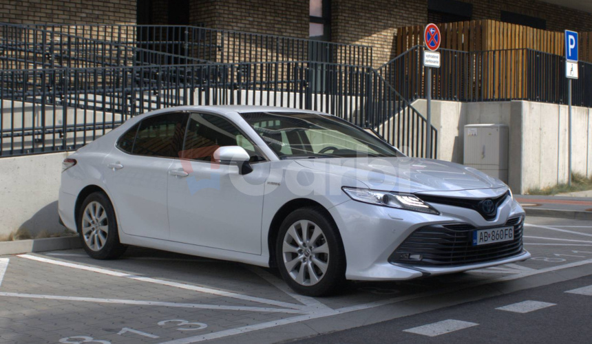 Toyota Camry 2.5 hybrid (ben+hev), 131kw, CVT, Prestige