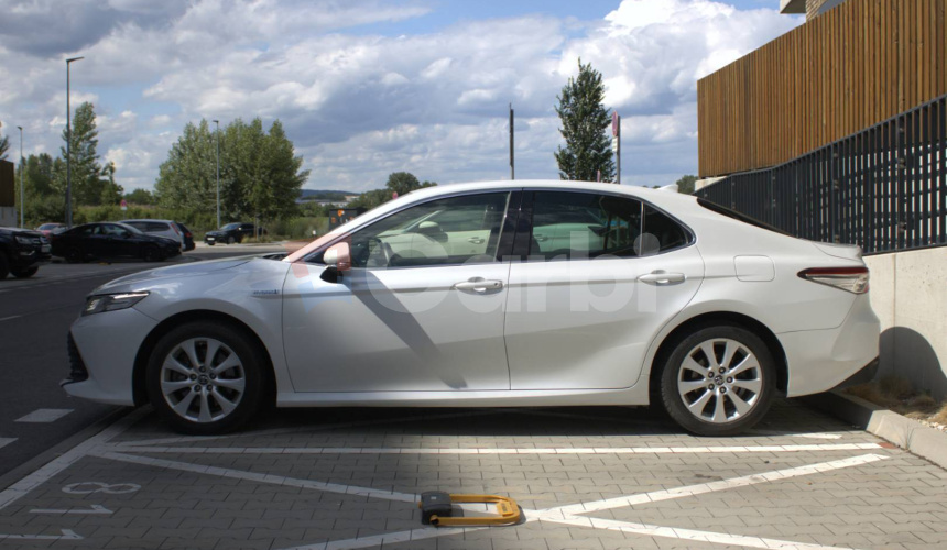 Toyota Camry 2.5 hybrid (ben+hev), 131kw, CVT, Prestige