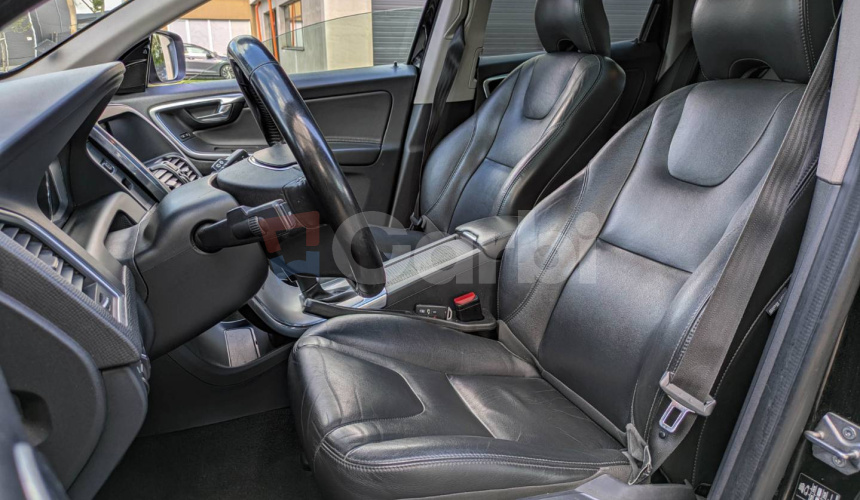 Volvo XC60 D4 2.4L Drive-E Summum Geartronic AWD