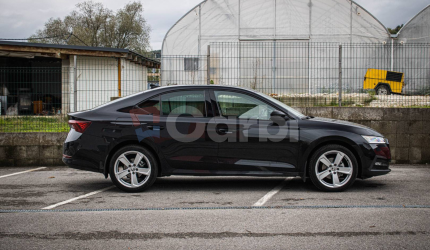 Škoda Octavia 2.0 TDI Ambition, Nelakovaná, Kessy, Lane Assist, Kamera, R18, el. kufor