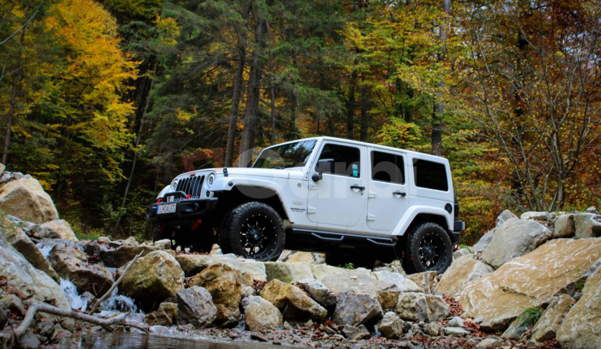 Jeep Wrangler Unlimited 3.6L V6 VVT SAHARA A/T