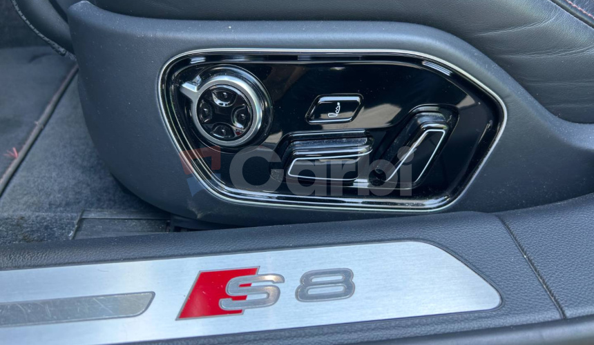 Audi S8 PLUS Quattro AT8 (605k)