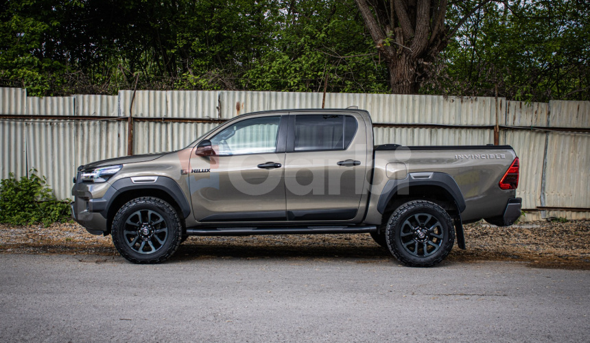 Toyota Hilux DC 2.8 I D-4D Invincible 1. majiteľ v záruke, nelakované, ochrana podvozku