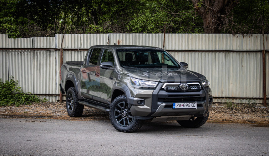 Toyota Hilux DC 2.8 I D-4D Invincible 1. majiteľ v záruke, nelakované, ochrana podvozku