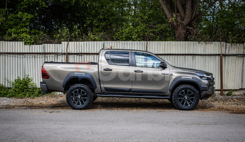 Toyota Hilux DC 2.8 I D-4D Invincible 1. majiteľ v záruke, nelakované, ochrana podvozku