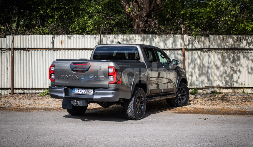 Toyota Hilux DC 2.8 I D-4D Invincible 1. majiteľ v záruke, nelakované, ochrana podvozku