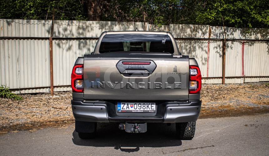 Toyota Hilux DC 2.8 I D-4D Invincible 1. majiteľ v záruke, nelakované, ochrana podvozku
