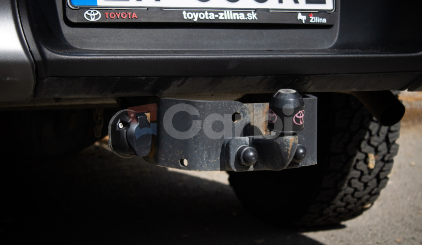 Toyota Hilux DC 2.8 I D-4D Invincible 1. majiteľ v záruke, nelakované, ochrana podvozku