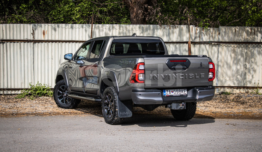 Toyota Hilux DC 2.8 I D-4D Invincible 1. majiteľ v záruke, nelakované, ochrana podvozku