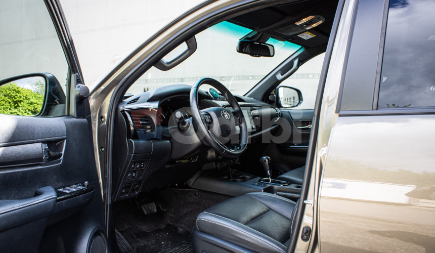 Toyota Hilux DC 2.8 I D-4D Invincible 1. majiteľ v záruke, nelakované, ochrana podvozku