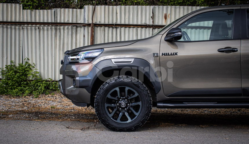 Toyota Hilux DC 2.8 I D-4D Invincible 1. majiteľ v záruke, nelakované, ochrana podvozku