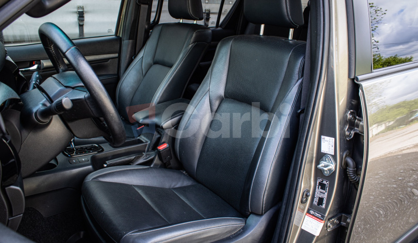 Toyota Hilux DC 2.8 I D-4D Invincible 1. majiteľ v záruke, nelakované, ochrana podvozku