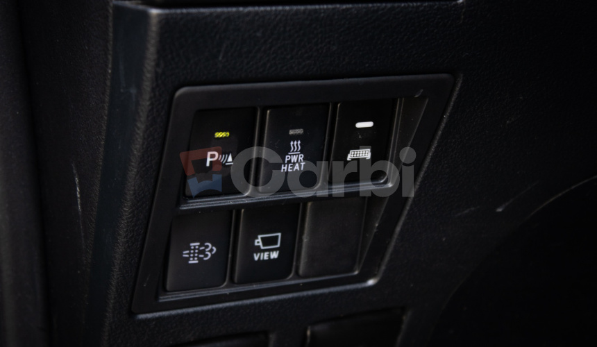 Toyota Hilux DC 2.8 I D-4D Invincible 1. majiteľ v záruke, nelakované, ochrana podvozku