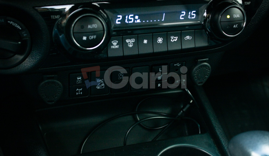 Toyota Hilux DC 2.8 I D-4D Invincible 1. majiteľ v záruke, nelakované, ochrana podvozku
