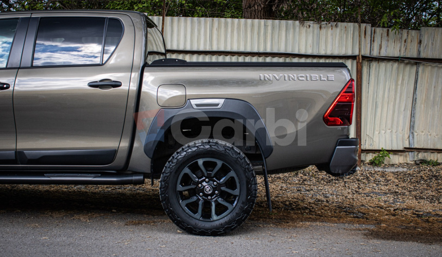 Toyota Hilux DC 2.8 I D-4D Invincible 1. majiteľ v záruke, nelakované, ochrana podvozku