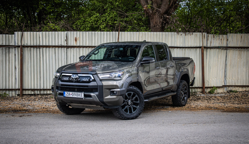 Toyota Hilux DC 2.8 I D-4D Invincible 1. majiteľ v záruke, nelakované, ochrana podvozku