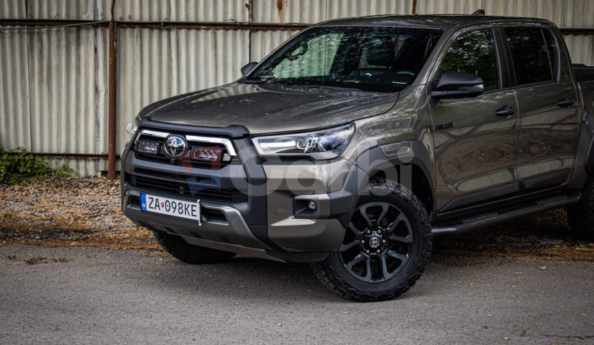 Toyota Hilux DC 2.8 I D-4D Invincible 1. majiteľ v záruke, nelakované, ochrana podvozku