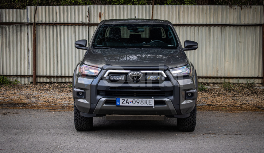 Toyota Hilux DC 2.8 I D-4D Invincible 1. majiteľ v záruke, nelakované, ochrana podvozku