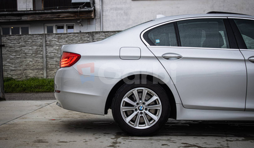 BMW Rad 5 530d xDrive Comfortné sedadlá, Soft-close, Šíber, Adaptívny tempomat, pekný stav