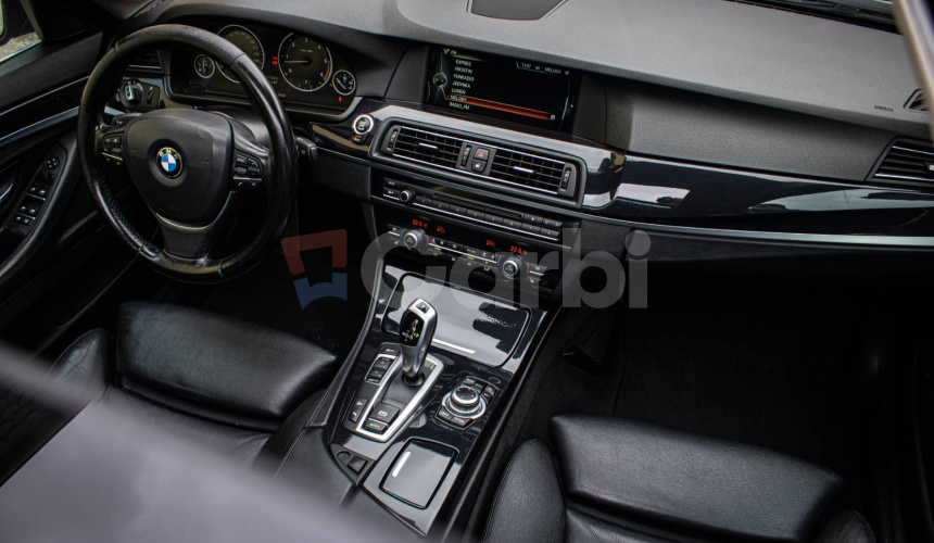 BMW Rad 5 530d xDrive Comfortné sedadlá, Soft-close, Šíber, Adaptívny tempomat, pekný stav