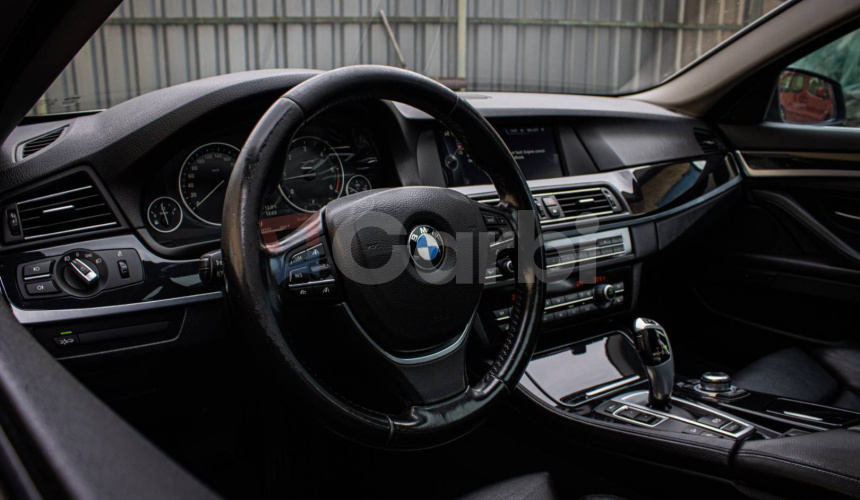 BMW Rad 5 530d xDrive Comfortné sedadlá, Soft-close, Šíber, Adaptívny tempomat, pekný stav