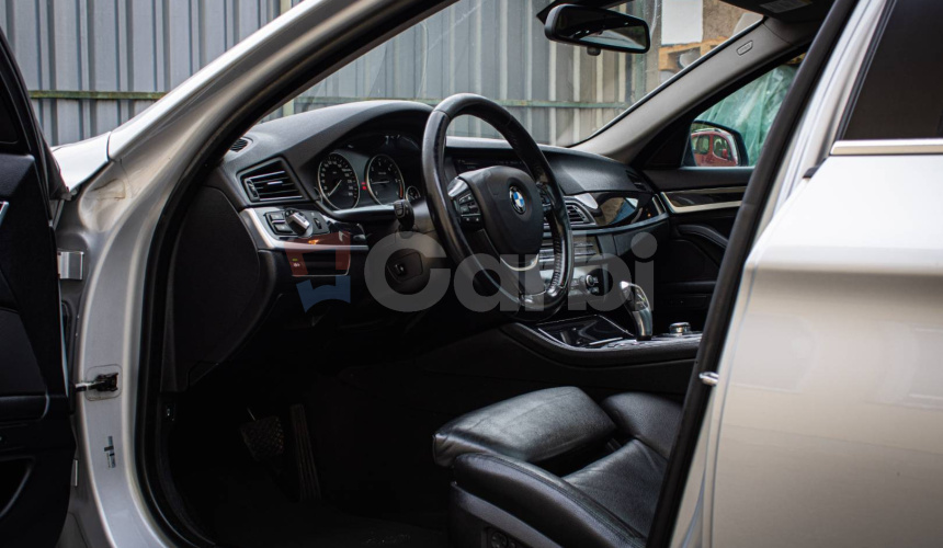 BMW Rad 5 530d xDrive Comfortné sedadlá, Soft-close, Šíber, Adaptívny tempomat, pekný stav