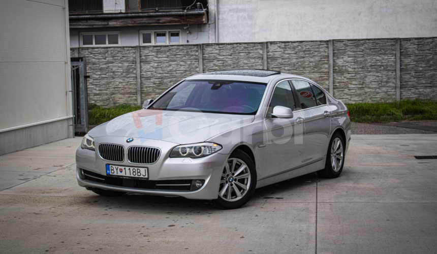 BMW Rad 5 530d xDrive Comfortné sedadlá, Soft-close, Šíber, Adaptívny tempomat, pekný stav