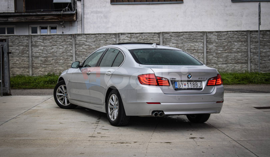 BMW Rad 5 530d xDrive Comfortné sedadlá, Soft-close, Šíber, Adaptívny tempomat, pekný stav