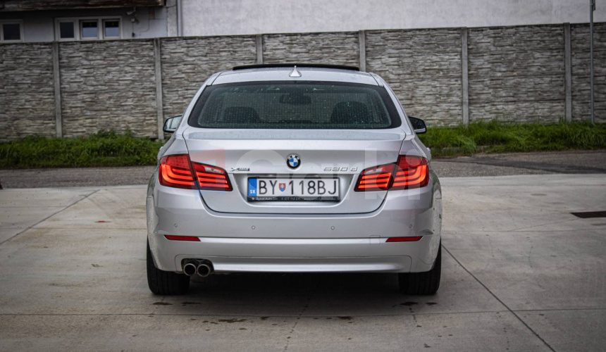 BMW Rad 5 530d xDrive Comfortné sedadlá, Soft-close, Šíber, Adaptívny tempomat, pekný stav