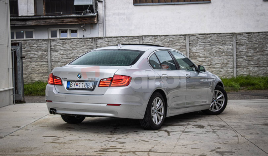 BMW Rad 5 530d xDrive Comfortné sedadlá, Soft-close, Šíber, Adaptívny tempomat, pekný stav