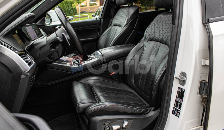BMW X6 M50i soft close, first class packet, iconic glow, natáčanie zadnej nápravy