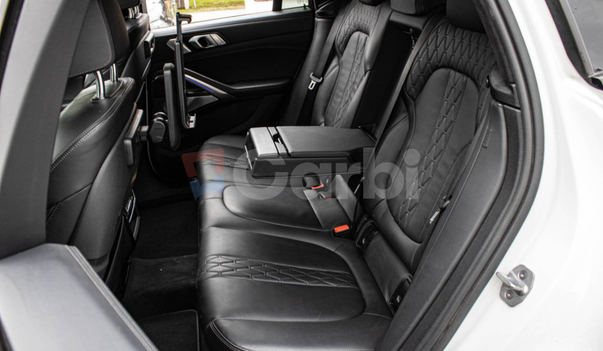 BMW X6 M50i soft close, first class packet, iconic glow, natáčanie zadnej nápravy