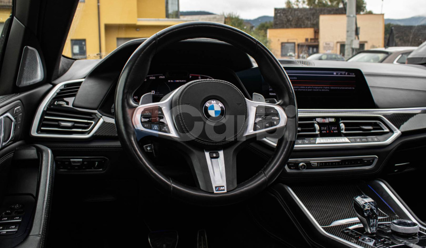 BMW X6 M50i soft close, first class packet, iconic glow, natáčanie zadnej nápravy