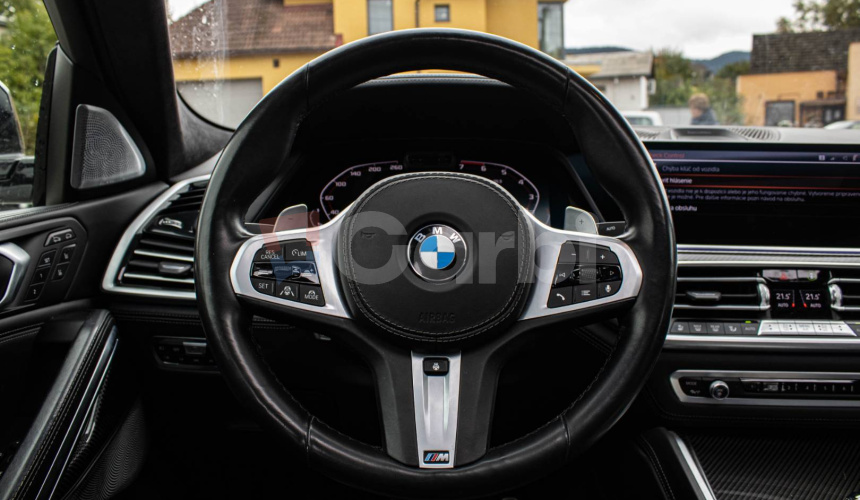 BMW X6 M50i soft close, first class packet, iconic glow, natáčanie zadnej nápravy