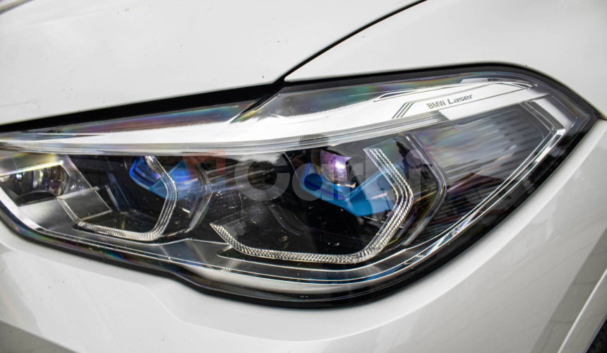 BMW X6 M50i soft close, first class packet, iconic glow, natáčanie zadnej nápravy
