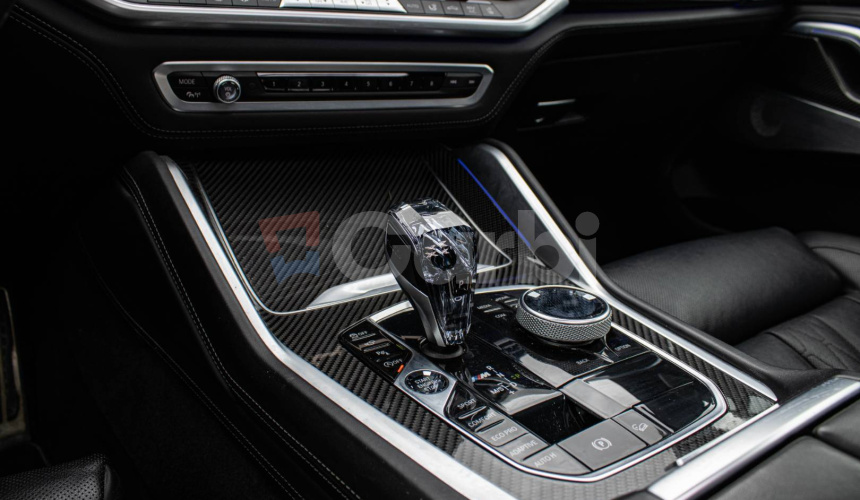BMW X6 M50i soft close, first class packet, iconic glow, natáčanie zadnej nápravy