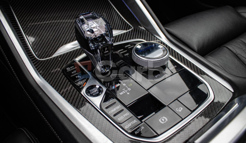 BMW X6 M50i soft close, first class packet, iconic glow, natáčanie zadnej nápravy