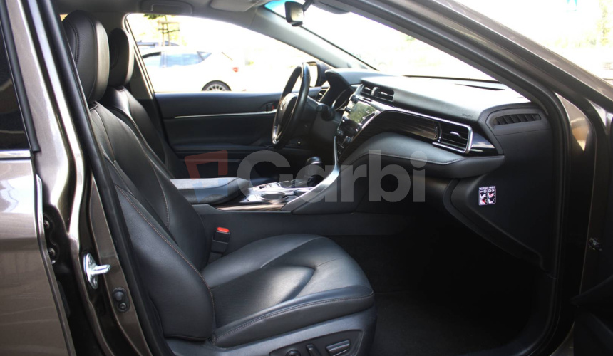 Toyota Camry 2.5 hybrid (ben+hev), 131kw, CVT, Executive