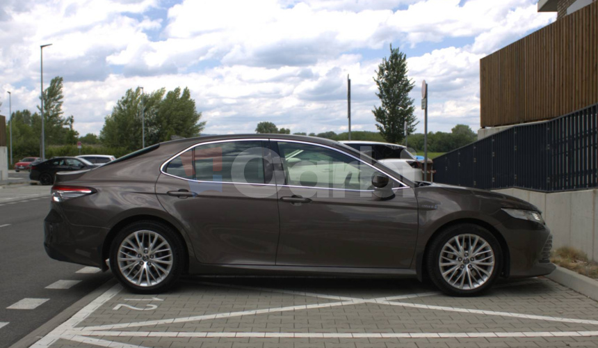 Toyota Camry 2.5 hybrid (ben+hev), 131kw, CVT, Executive