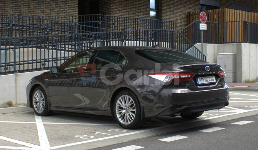 Toyota Camry 2.5 hybrid (ben+hev), 131kw, CVT, Executive
