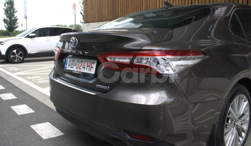 Toyota Camry 2.5 hybrid (ben+hev), 131kw, CVT, Executive