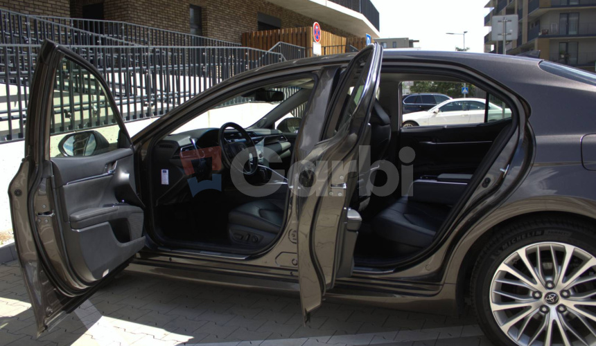Toyota Camry 2.5 hybrid (ben+hev), 131kw, CVT, Executive