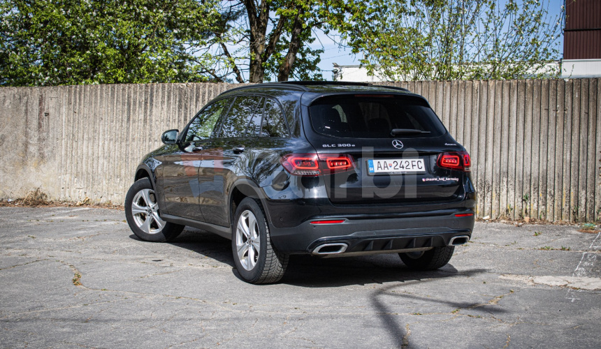 Mercedes-Benz GLC SUV 300e 4Matic, AMG, Night, Pano, Burmester, Webasto, Nelakované, R20